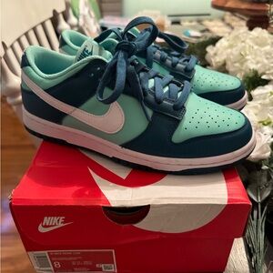 Woman’s Nike teal/white/emerald rise dunk low 8W